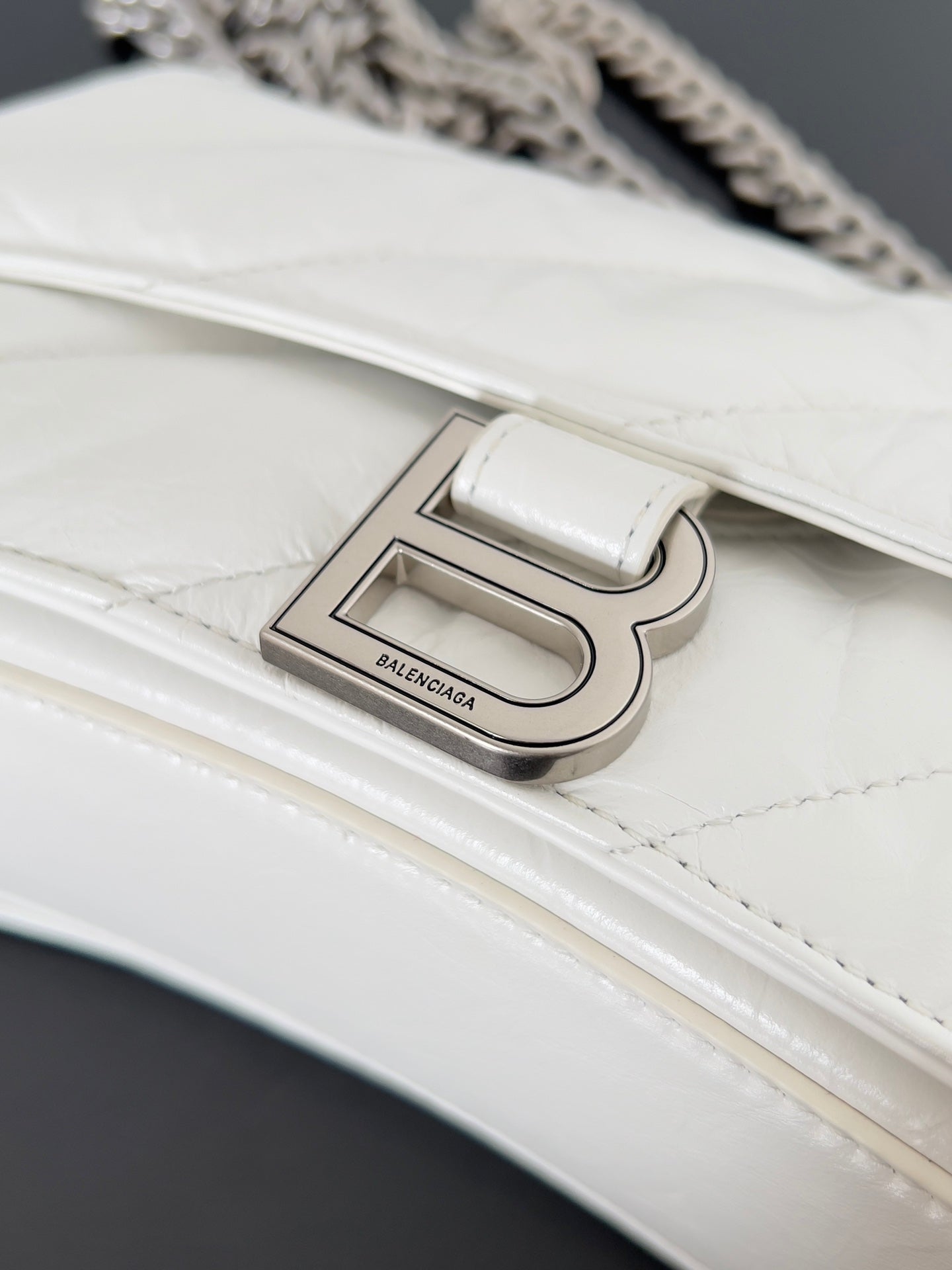CRUSH CHAINED BAG 25 IN WHITE QUILTED CRUSHED CALFSKIN SILVER HARDWARE