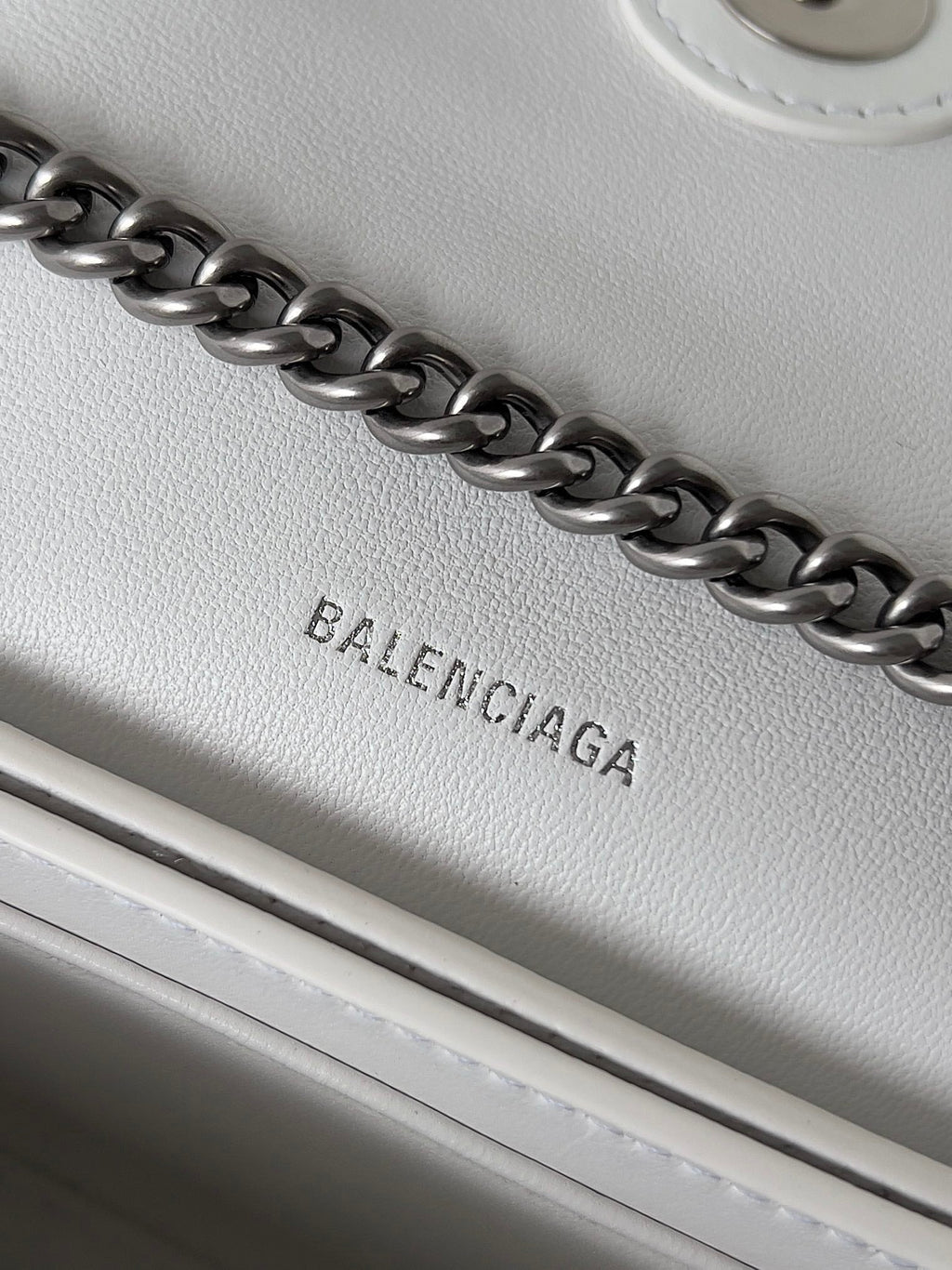 CRUSH CHAINED BAG 22 IN WHITE QUILTED CRUSHED CALFSKIN SILVER HARDWARE