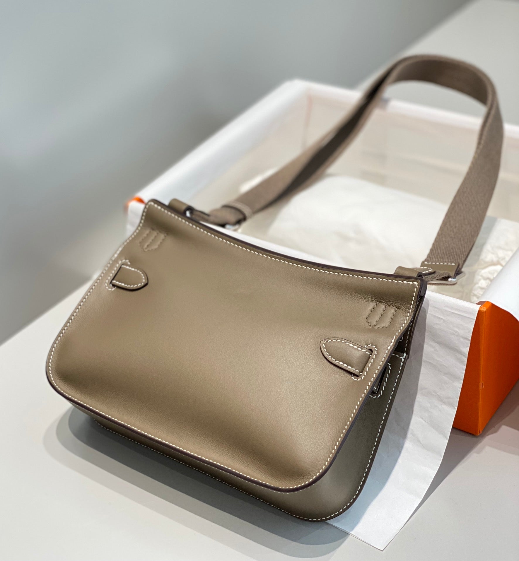 HM JYPSIERE SHOULDER BAG 23 IN WOOD BROWN CALFSKIN SILVER HARDWARE