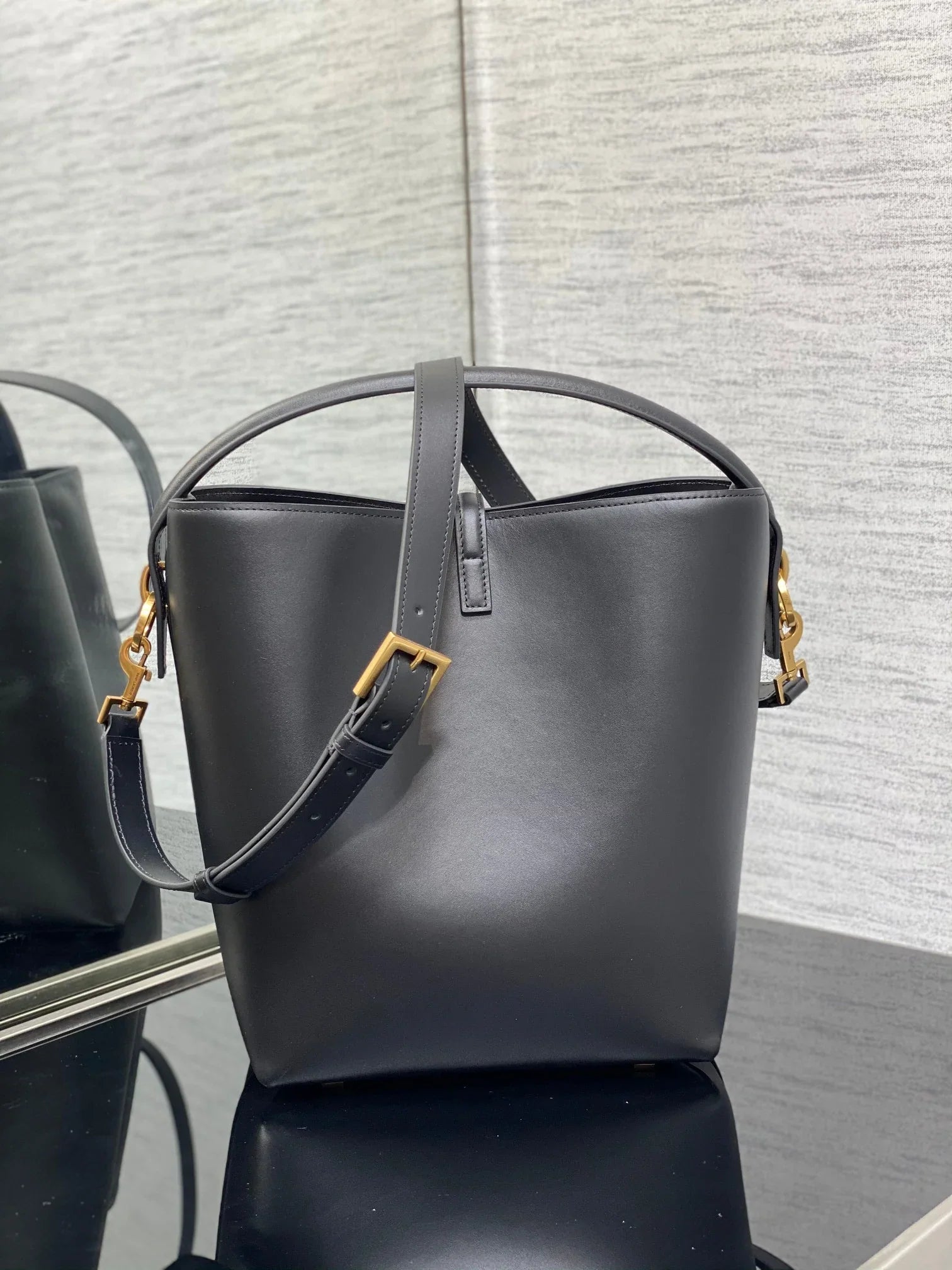 YSL Le 37 In Black Shiny Leather - 20 X 25 X 16 CM