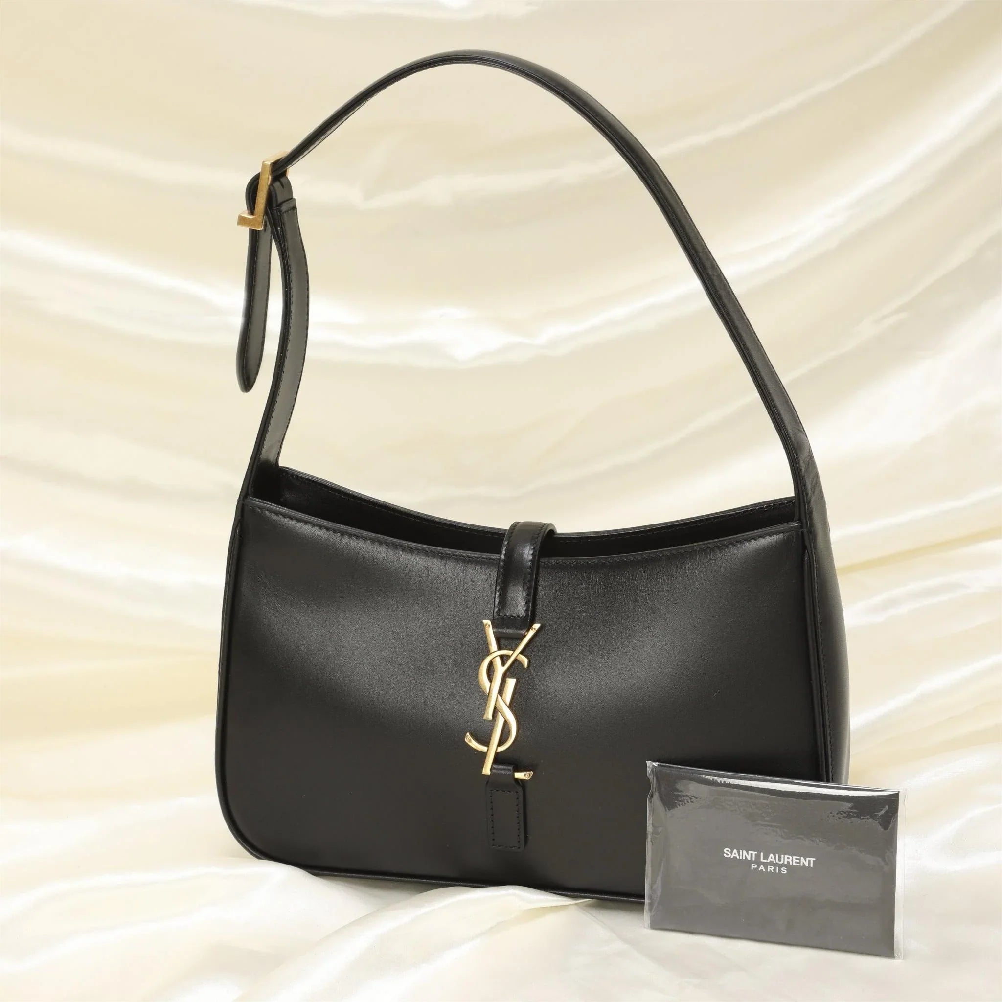 Saint Laurent Le 5 _ 7 Hobo Bag In Patent Leather - Black - Women