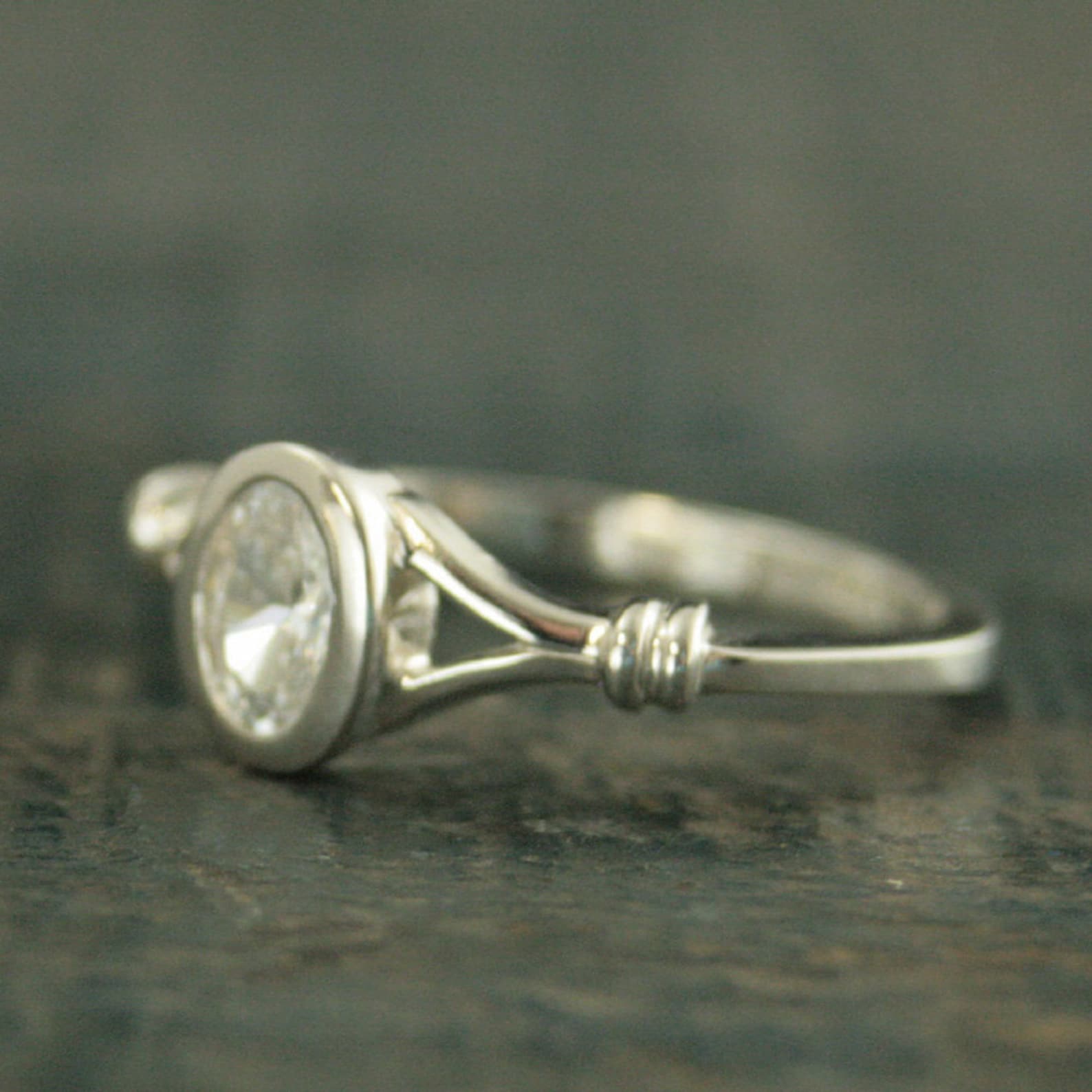 Oval Ring Bezel Setting Mirror Mirror Unique Engagement Ring Split Shank Oval Stone Oval Solitaire Moissanite White Sapphire Topaz CZ Ring