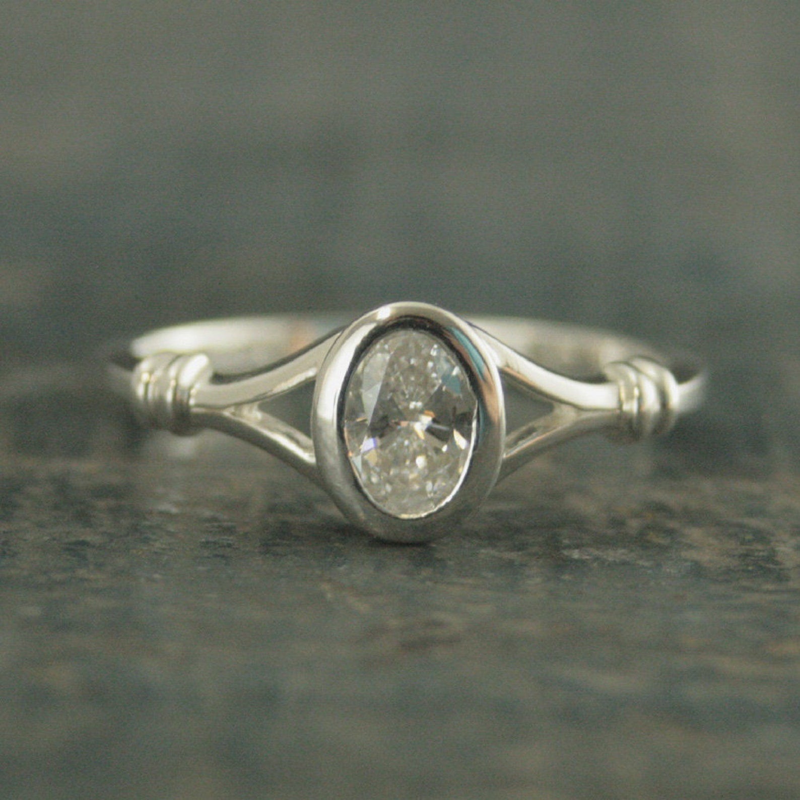 Oval Ring Bezel Setting Mirror Mirror Unique Engagement Ring Split Shank Oval Stone Oval Solitaire Moissanite White Sapphire Topaz CZ Ring