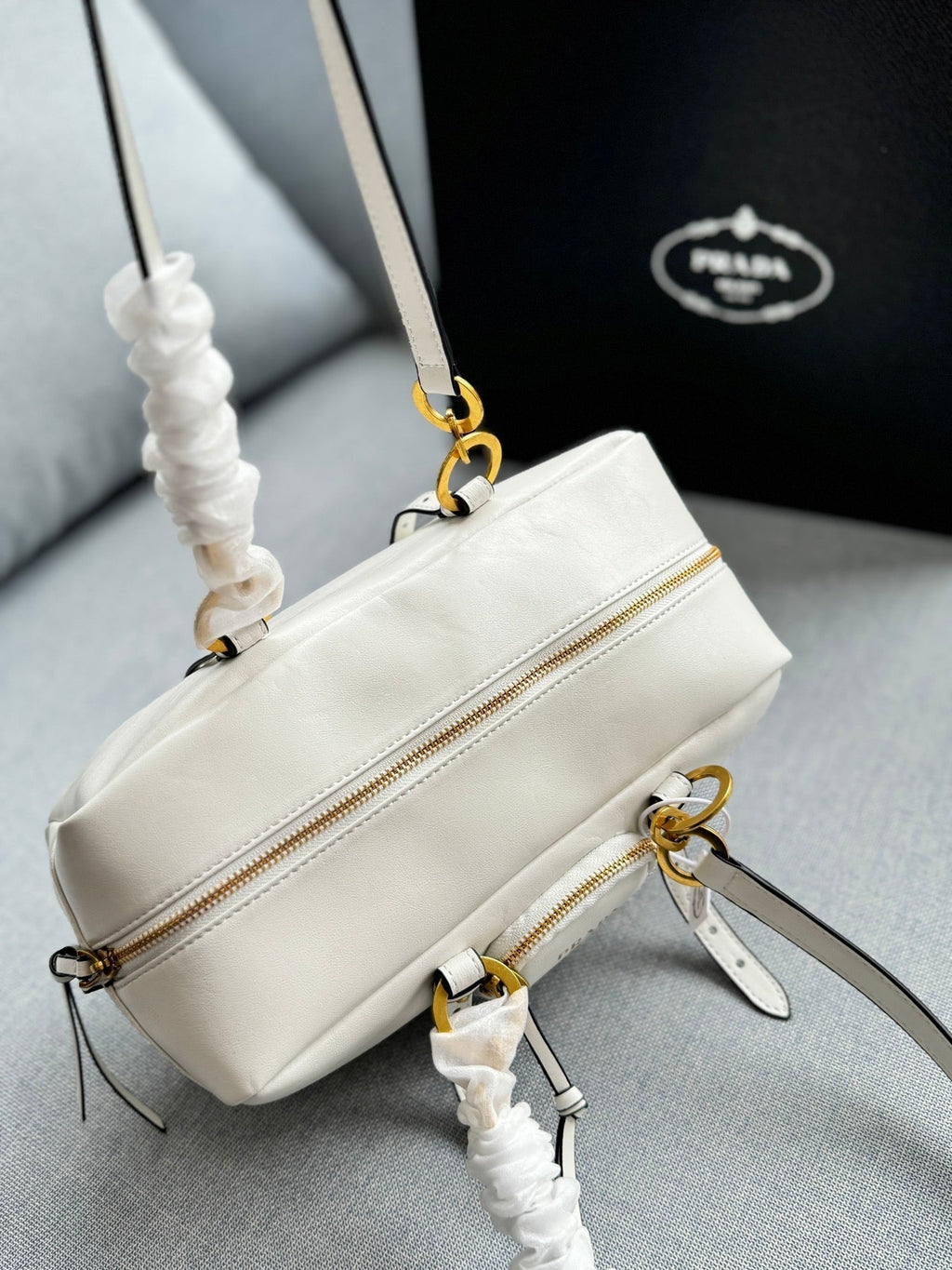 DANGLE TOP HANDLE BAG 30 IN WHITE SHINY CALFSKIN