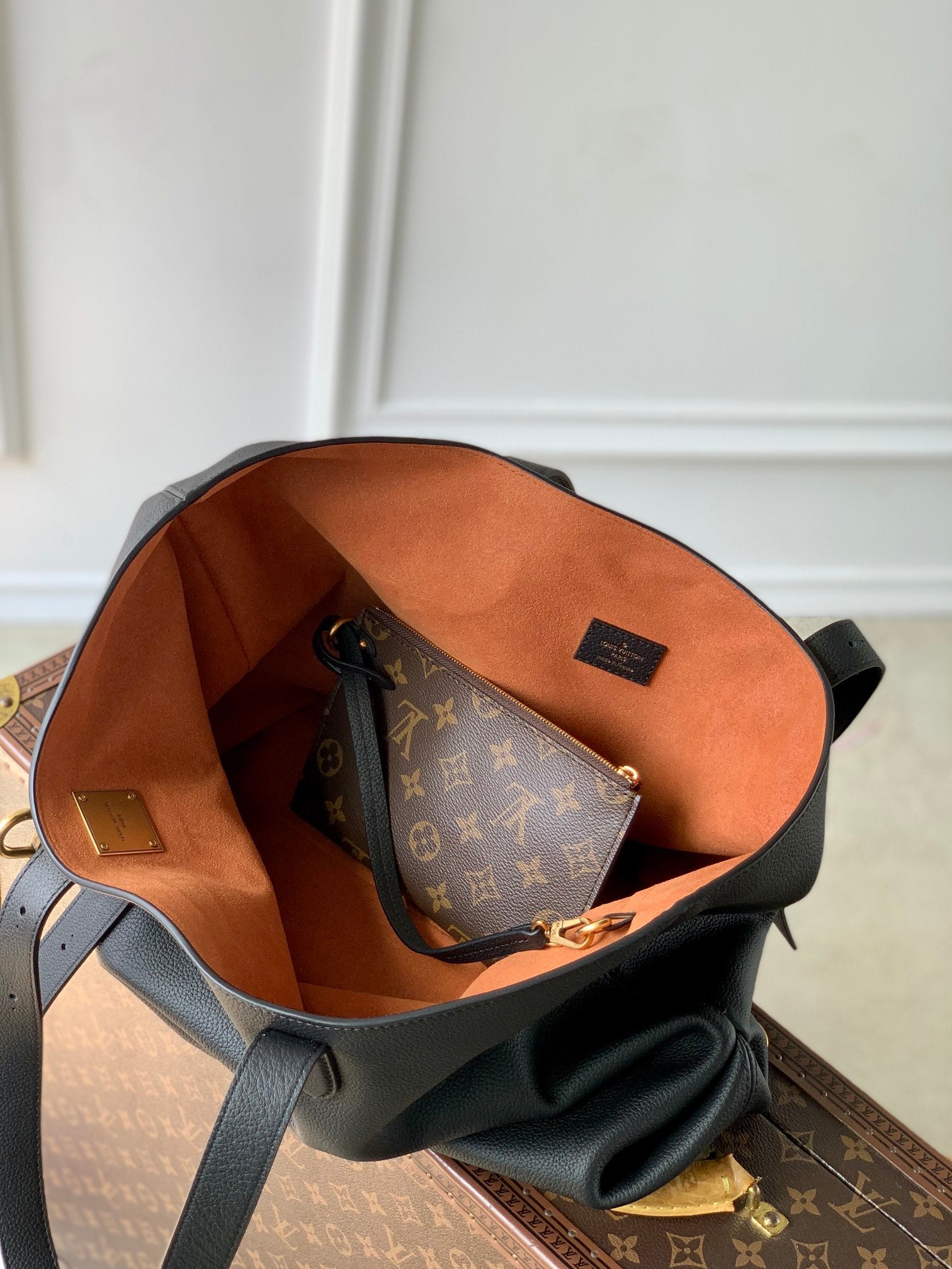LOW KEY CABAS MM BAG 47 IN BLACK GRAINED CALFSKIN
