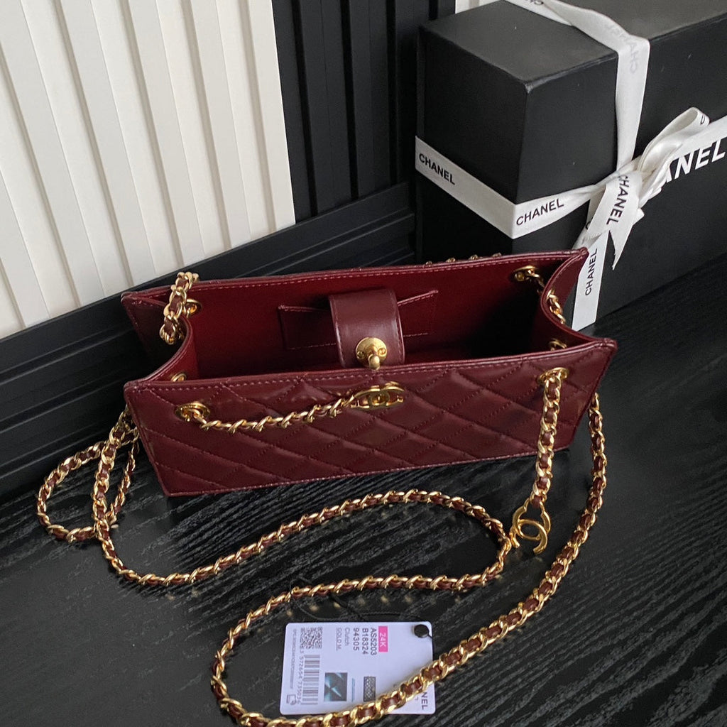 HANDBAG 27 IN GARNET RED DIAMOND PATTERN QUILTED SHINY LAMBSKIN GOLD HARDWARE