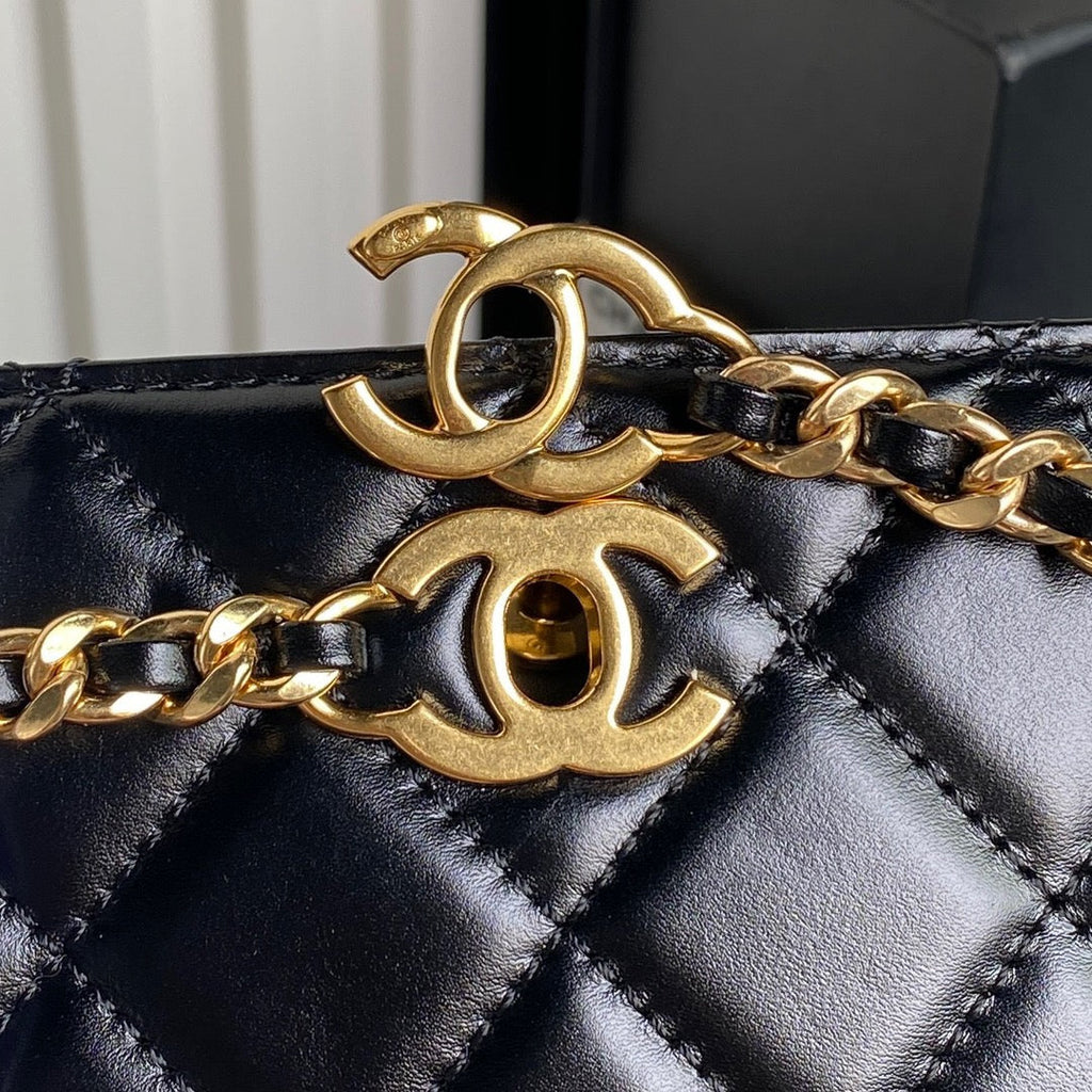 HANDBAG 27 IN BLACK DIAMOND PATTERN QUILTED SHINY LAMBSKIN GOLD HARDWARE