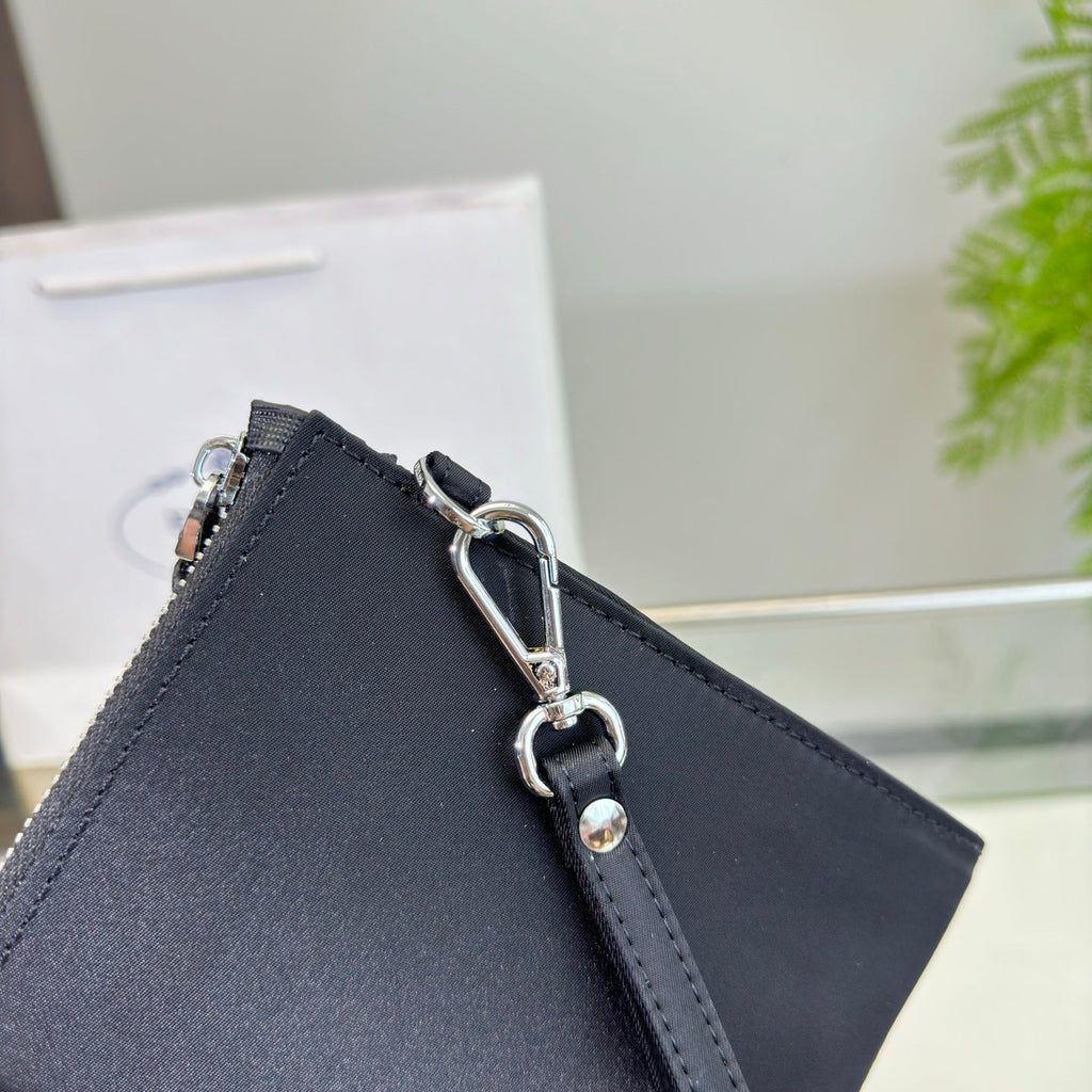 CLUTCH 25 IN BLACK RE-NYLON TRIANGLE LOGO